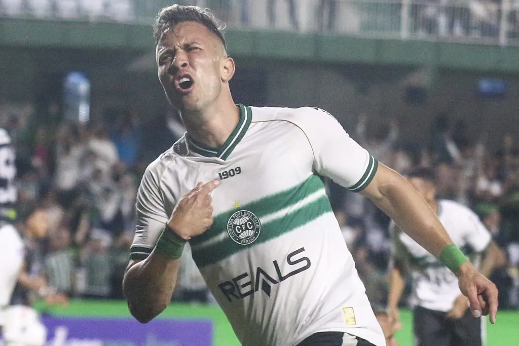 Matheus Frizzo comemorando gol durante partida contra o Operário no Campeonato Paranaense 2024. Foto: Gabriel Machado/AGIF