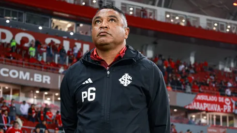 Roger Machado, técnico do Internacional, durante partida contra o Fortaleza pelo Campeonato Brasileiro de 2024.