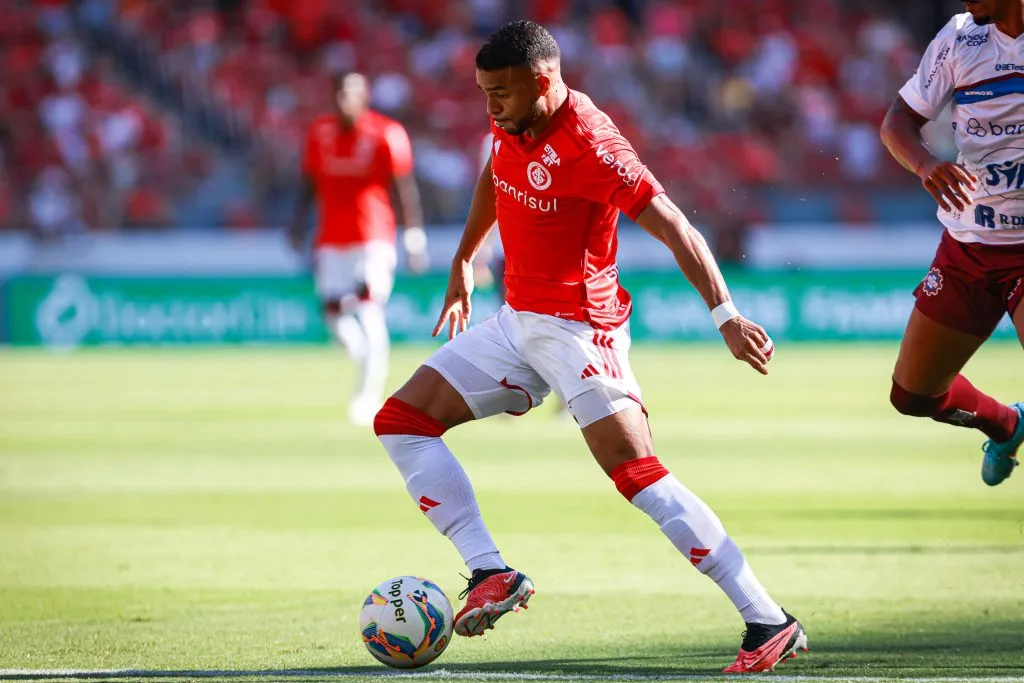 Wanderson jogador do Internacional durante partida contra o Caxias no  Beira-Rio pelo campeonato Gaúcho 2024. Foto: Maxi Franzoi/AGIF