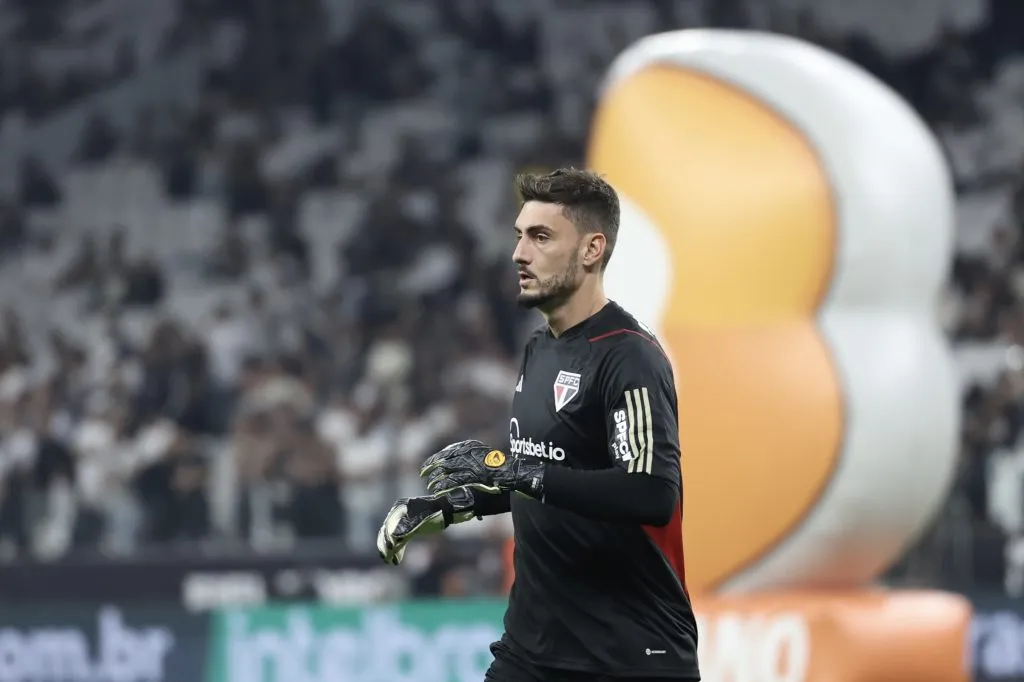 Rafael goleiro do Sao Paulo durante aquecimento antes da partida contra o Corinthians no estadio Arena Corinthians pelo campeonato Copa do Brasil 2023. Foto: Marcello Zambrana/AGIF