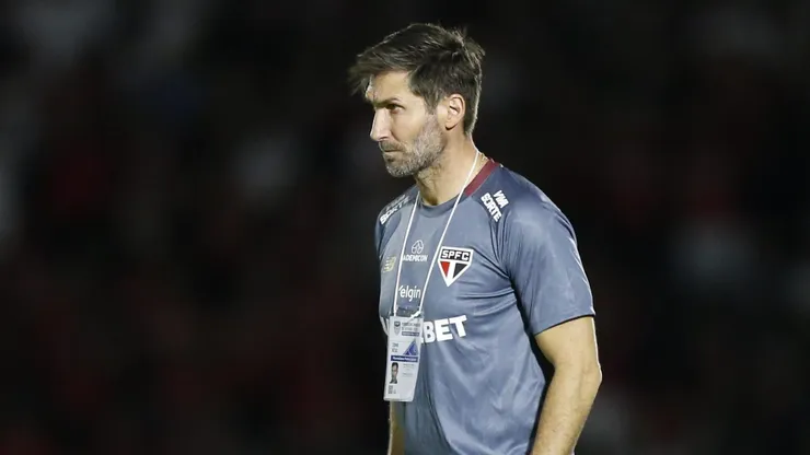 Auxiliar de Zubeldía comanda partida do São Paulo no Paulistão (Imagem: Miguel Schincariol/Saopaulof)