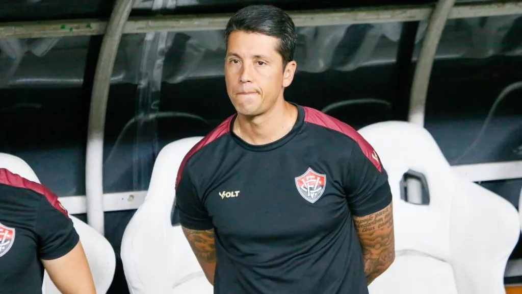 Thiago Carpini pelo Vitória em partida contra o Fortaleza na Arena Castelão – Foto: Baggio Rodrigues/AGIF