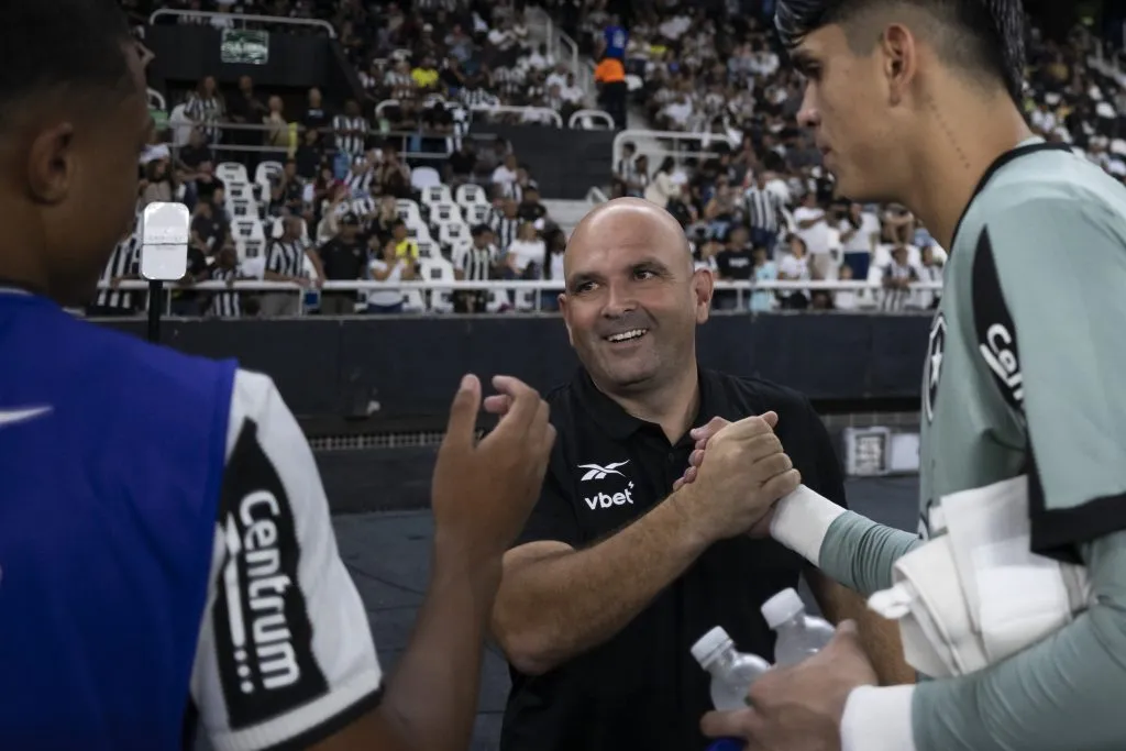 RJ – RIO DE JANEIRO – 14/01/2025 – CARIOCA 2025, BOTAFOGO X PORTUGUESA RIO – Carlos Leiria tecnico do Botafogo durante partida contra o Portuguesa Rio no estadio Engenhao pelo campeonato Carioca 2025.  Foto: Jorge Rodrigues/AGIF