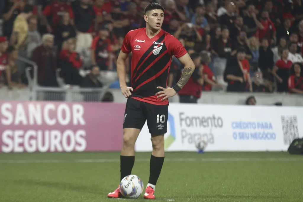 Zapelli deve deixar o Athletico e voltar para a Argentina, com River e Vélez entre os prováveis destinos. Foto: Gabriel Machado/AGIF