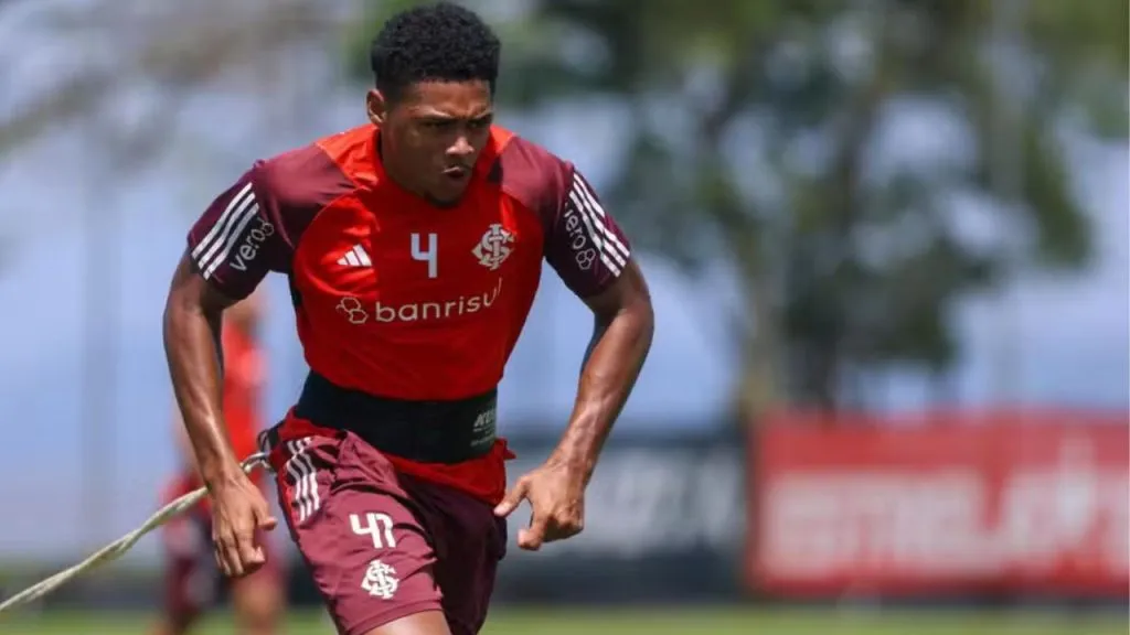 Victor Gabriel treinando com os profissionais do Inter – Foto: Reprodução/ Ricardo Duarte/Internacional