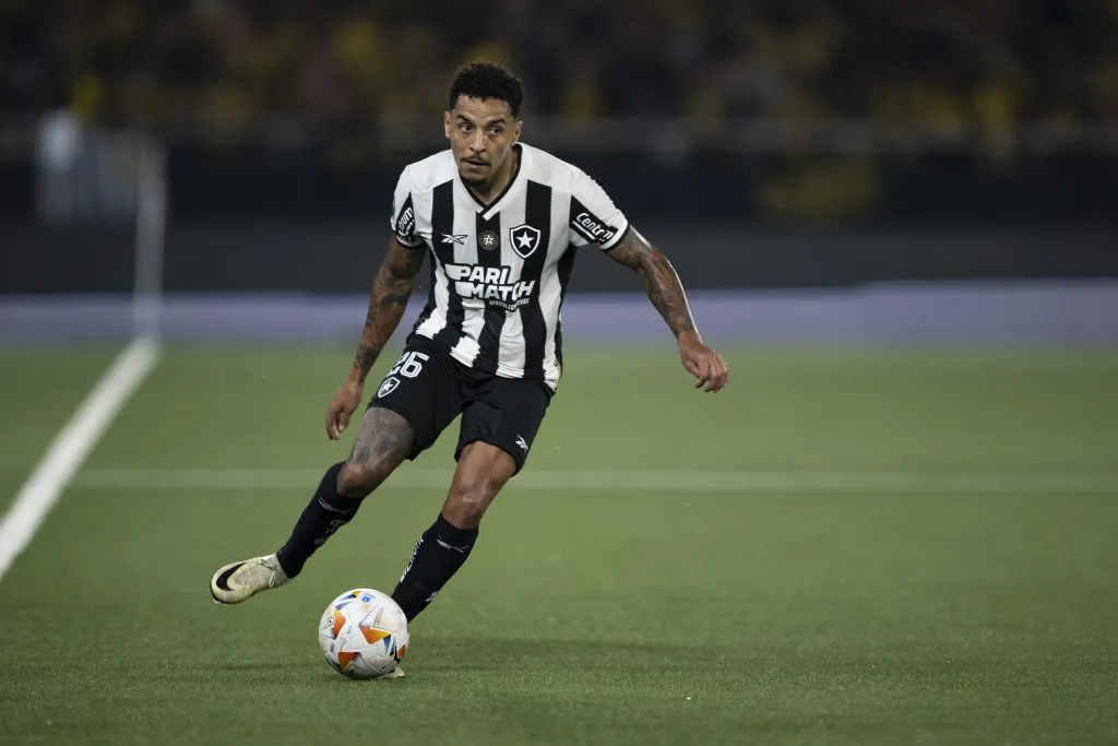 Gregore jogador do Botafogo durante partida contra o Peñarol no estádio Engenhão pelo campeonato Copa Libertadores 2024. Foto: Jorge Rodrigues/AGIF