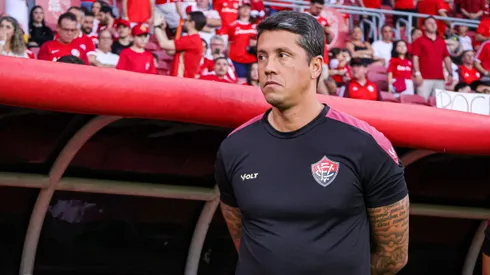 Thiago Carpini, técnico do Vitória, durante partida pelo campeonato Brasileiro A 2024. Foto: Maxi Franzoi/AGIF