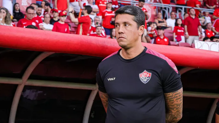 Thiago Carpini, técnico do Vitória, durante partida pelo campeonato Brasileiro A 2024. Foto: Maxi Franzoi/AGIF