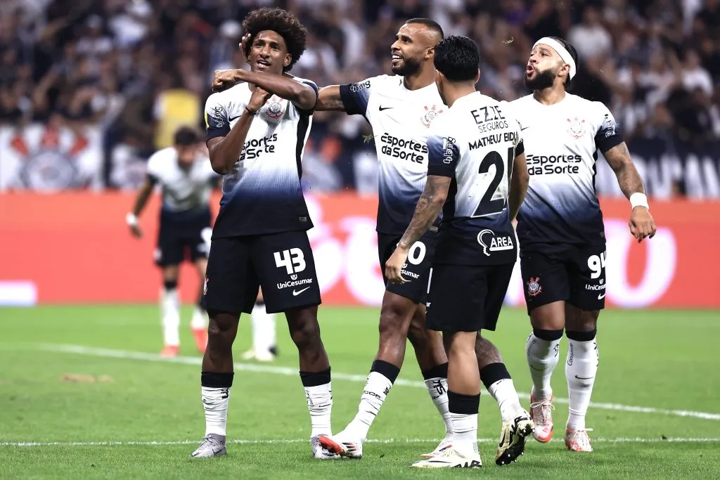 SP – SAO PAULO – 19/01/2025 – PAULISTA 2025, CORINTHIANS X VELO CLUBE – Talles Magno jogador do Corinthians comemora seu gol com jogadores do seu time durante partida contra o Velo Clube no estadio Arena Corinthians pelo campeonato Paulista 2025. Foto: Marcello Zambrana/AGIF