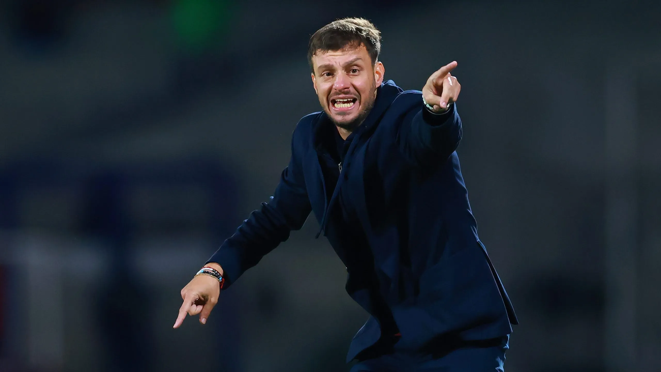 Martin Anselmi, técnico do Cruz Azul, reage durante a partida da primeira rodada entre Cruz Azul e Atlas como parte do Torneo Clausura 2025 Liga MX, no Estádio Olímpico Universitário, em 11 de janeiro de 2025, na Cidade do México, México. (Foto: Heitor Vivas/Getty Images)