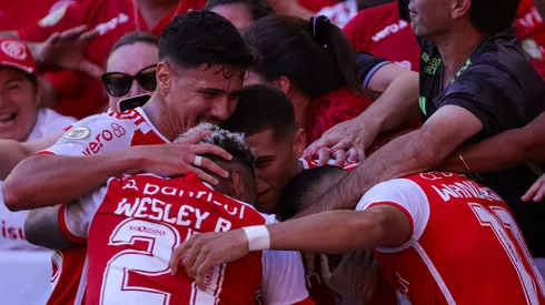 Wanderson, jogador do Internacional, celebra seu gol ao lado dos companheiros de equipe durante a partida contra o Bragantino no estádio Beira-Rio, pelo Campeonato Brasileiro Série A 2024. Foto: Maxi Franzoi/AGIF.