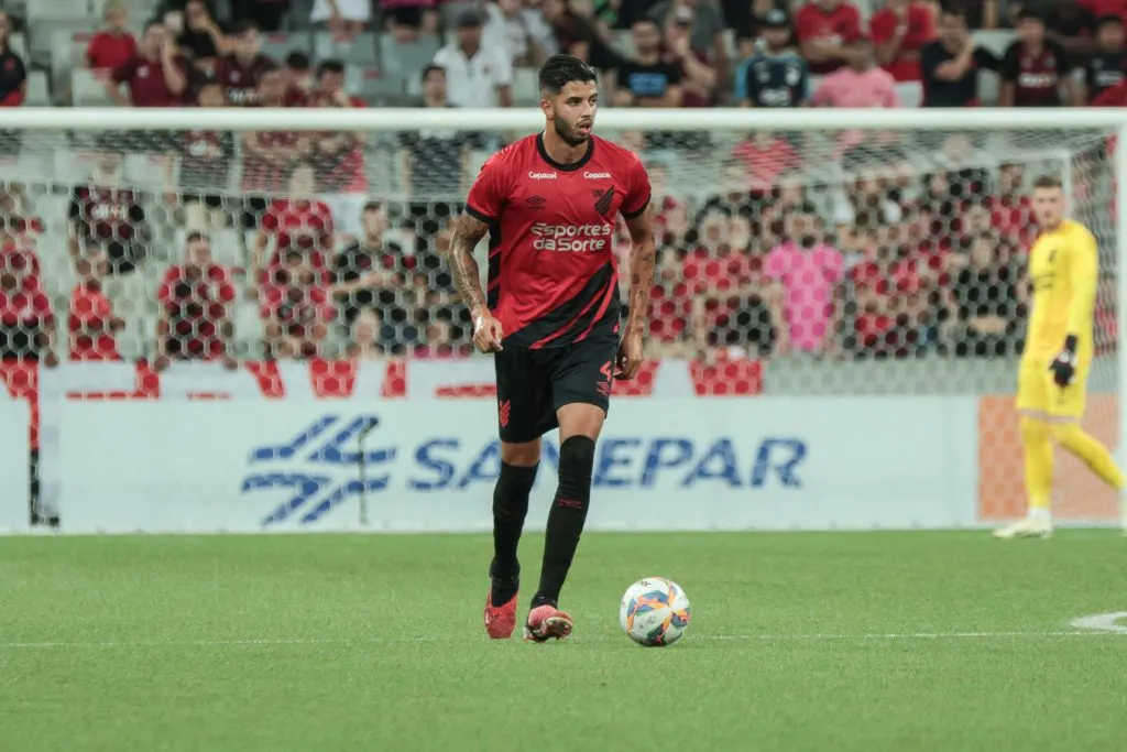 Kaique Rocha durante partida contra o Londrina no Campeonato Paranaense 2024. Foto: Robson Mafra/AGIF