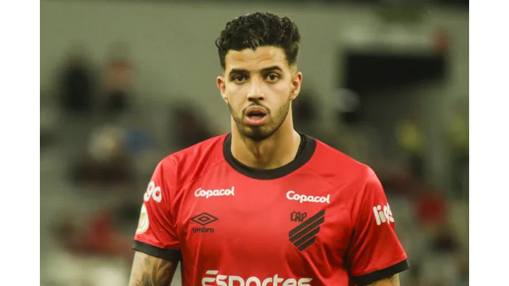 Kaique Rocha durante confronto contra o Bragantino no Brasileirão de 2023.