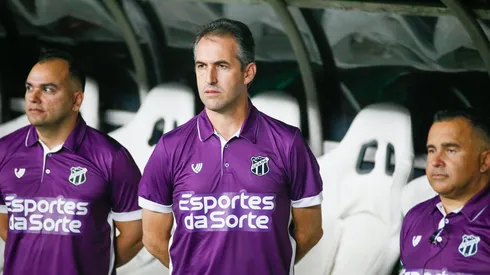Leo Conde, técnico do Ceará, durante a partida contra o Santos no Estádio Arena Castelão, pelo Campeonato Brasileiro B de 2024. Foto: Baggio Rodrigues/AGIF.