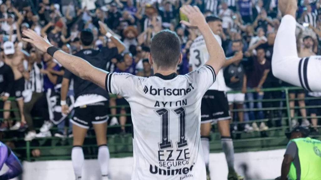 Jogadores do Ceará comemoram a conquista do acesso à Série A