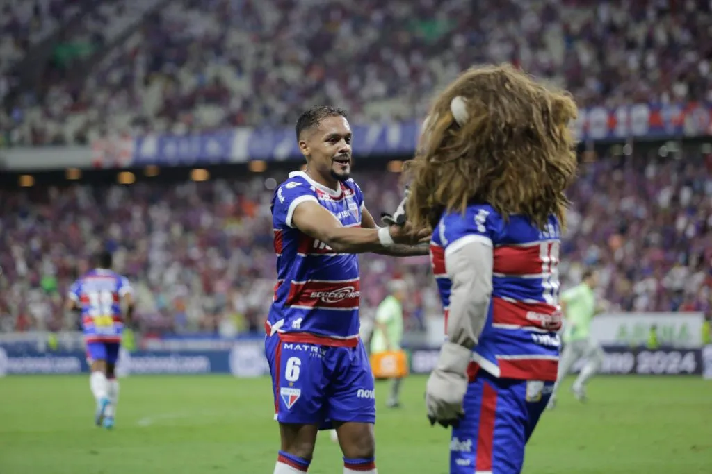 Jogador do Fortaleza comemora seu gol durante partida contra o Palmeiras no estadio Arena Castelão pelo Campeonato Brasileiro.  Foto: Lucas Emanuel/AGIF