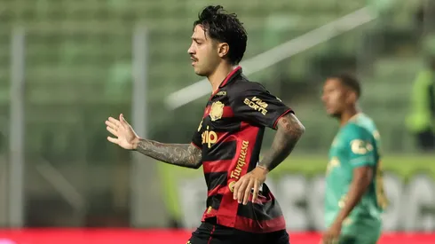 Fabricio Dominguez, jogador do Sport, celebra seu gol na partida contra o América-MG, no estádio Independência, pelo Campeonato Brasileiro B de 2024. Foto: Gilson Lobo/AGIF