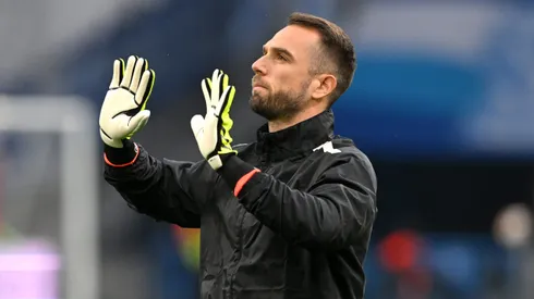 Pau López em aquecimento antes do confronto entre Olympique de Marseille e Atalanta na Europa League 2023/24.
