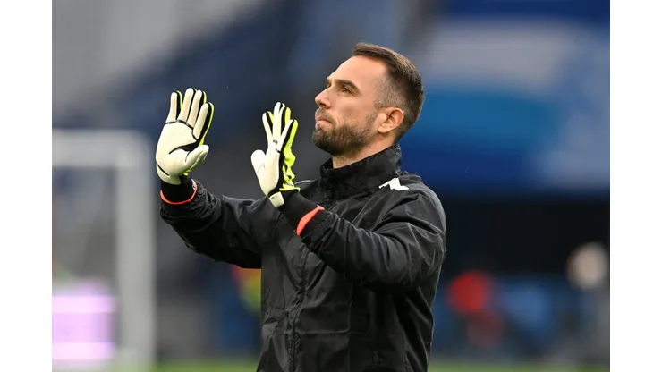 Pau López em aquecimento antes do confronto entre Olympique de Marseille e Atalanta na Europa League 2023/24.