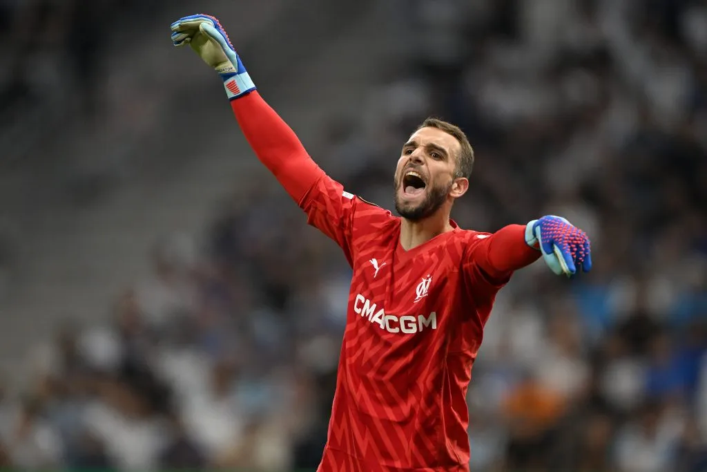 Pau López durante confronto entre Olympique de Marseille e Brighton 2023/24. (Photo by Mike Hewitt/Getty Images)