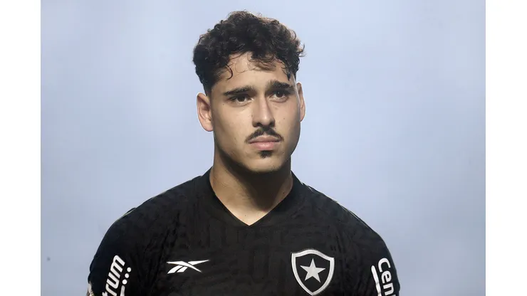 Foto: Vitor Silva/Botafogo - Lucas Halter durante confronto contra o Vasco no Brasileirão 2024.