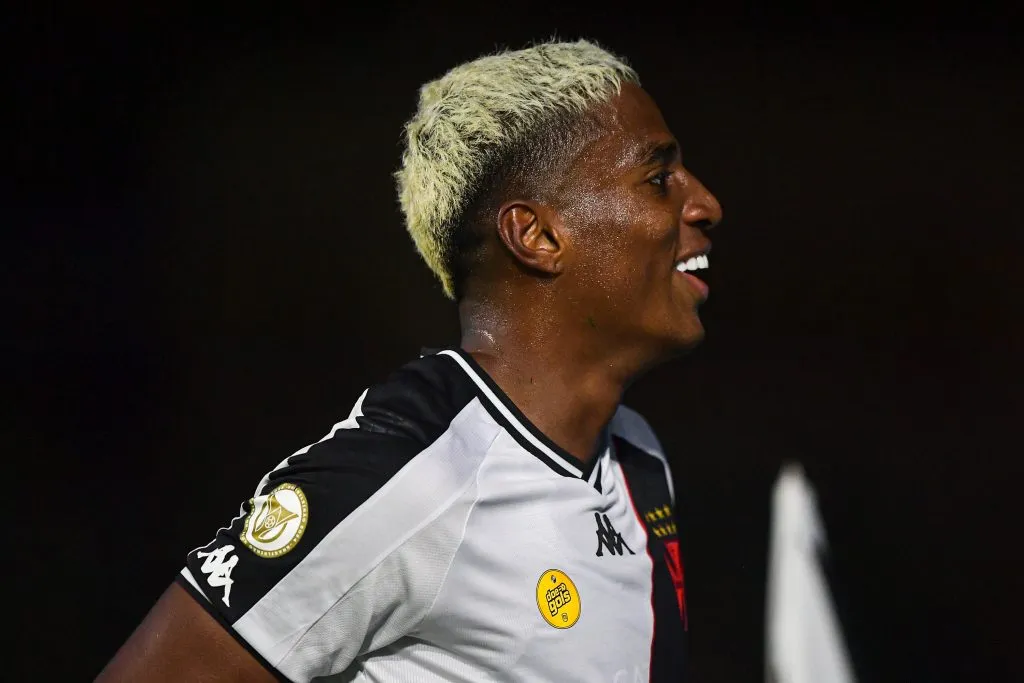 Emerson Rodríguez comemorando gol durante partida contra o Athletico-PR no Campeonato Brasileiro A 2024. Foto: Thiago Ribeiro/AGIF
