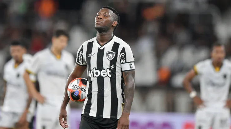 Patrick de Paula jogador do Botafogo durante partida contra o Volta Redonda no estádio Engenhão pelo campeonato Carioca 2025. Foto: Thiago Ribeiro/AGIF