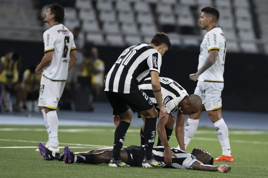 Patrick de Paula jogador do Botafogo lamenta durante partida contra o Volta Redonda no estádio Engenhão pelo campeonato Carioca 2025. Foto: Jorge Rodrigues/AGIF