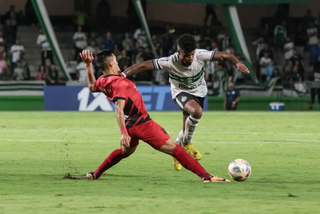 PR – CURITIBA – 18/02/2024 – PARANAENSE 2024, CORITIBA X ATHLETICO-PR – Jamerson jogador do Coritiba disputa lance com Cuello jogador do Athletico-PR durante partida no estadio Couto Pereira pelo campeonato Paranaense 2024. Foto: Robson Mafra/AGIF
