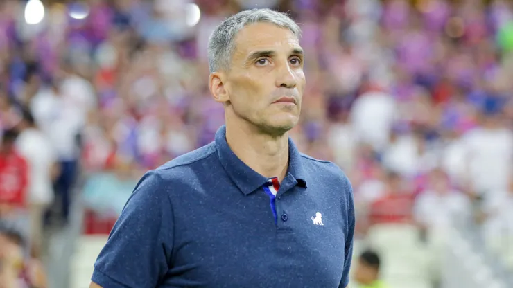 Vojvoda, técnico do Fortaleza, durante partida pelo campeonato Brasileiro A 2024. Foto: Lucas Emanuel/AGIF