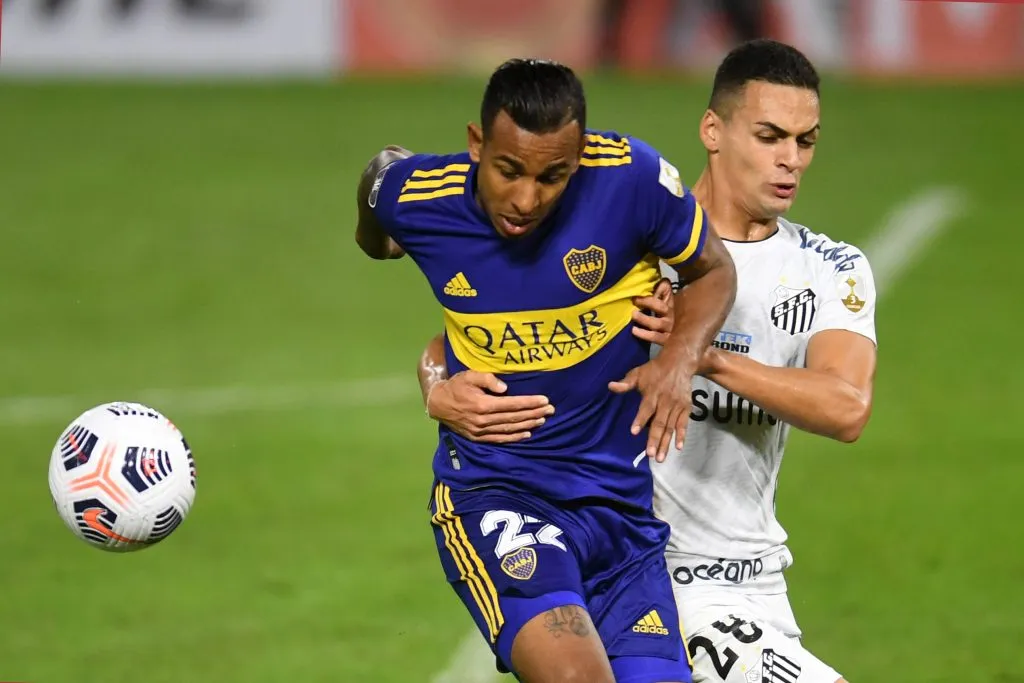 Sebastian Villa jogador do Boca Juniors disputa lance com Kaiky Melo jogador do Santos durante partida no estadio La Bombonera pelo campeonato Libertadores 2021. Foto: AGIF/AGIF