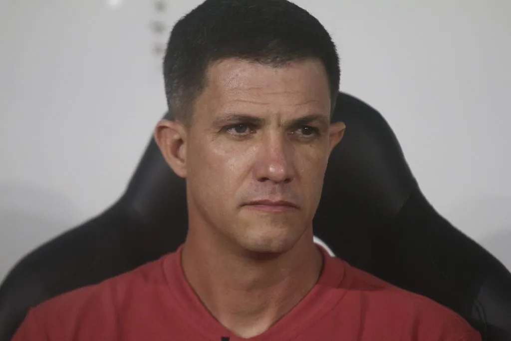 PR – CURITIBA – 14/01/2025 – PARAENSE 2025, ATHLETICO-PR X RIO BRANCO – Mauricio Barbieri tecnico do Athletico-PR durante partida contra o Rio Branco no estadio Arena da Baixada pelo campeonato Paraense 2025. Foto: Gabriel Machado/AGIF