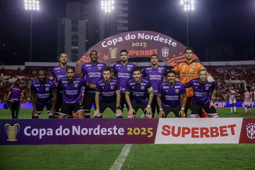 Jogadores do Ceará posam para foto antes na partida contra Náutico no estadio Aflitos pela Copa Do Nordeste 2025. Foto: Rafael Vieira/AGIF