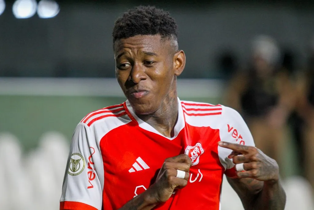 PR – CURITIBA – 22/06/2024 – BRASILEIRO A 2024, GREMIO X INTERNACIONAL – Vitao jogador do Internacional comemora seu gol durante partida contra o Gremio no estadio Couto Pereira pelo campeonato Brasileiro A 2024. Foto: Lucas Gabriel Cardoso/AGIF