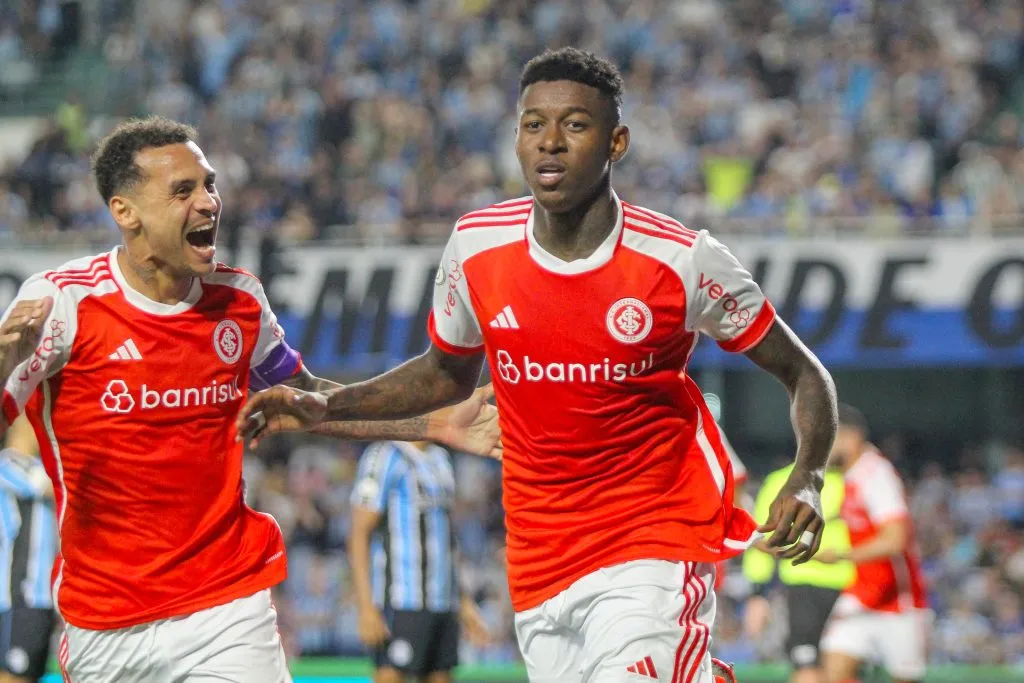 PR – CURITIBA – 22/06/2024 – BRASILEIRO A 2024, GREMIO X INTERNACIONAL – Vitao jogador do Internacional comemora seu gol durante partida contra o Gremio no estadio Couto Pereira pelo campeonato Brasileiro A 2024. Foto: Lucas Gabriel Cardoso/AGIF