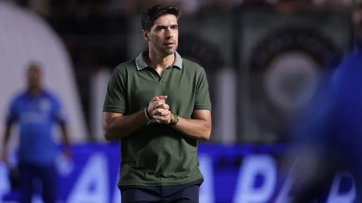 SP - SANTOS - 22/01/2025 - PAULISTA 2025, SANTOS X PALMEIRAS - Abel Ferreira tecnico do Palmeiras durante partida contra o Santos no estadio Vila Belmiro pelo campeonato Paulista 2025. Foto: Ettore Chiereguini/AGIF
