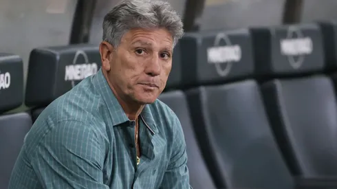 Reformulação: Renato Gaúcho, treinador do Grêmio, observa a partida contra o Cruzeiro no Estádio Mineirão, válida pelo Campeonato Brasileiro A 2024. Foto: Gilson Lobo/AGIF