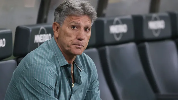 Reformulação: Renato Gaúcho, treinador do Grêmio, observa a partida contra o Cruzeiro no Estádio Mineirão, válida pelo Campeonato Brasileiro A 2024. Foto: Gilson Lobo/AGIF