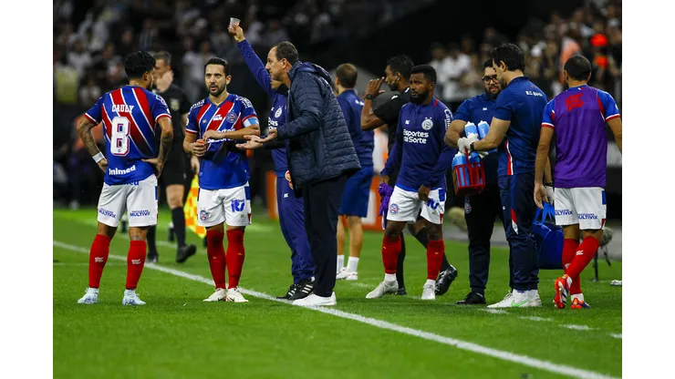 Rogério Ceni, técnico do Bahia, durante partida pelo campeonato Brasileiro A 2024. Foto: Marco Miatelo/AGIF
