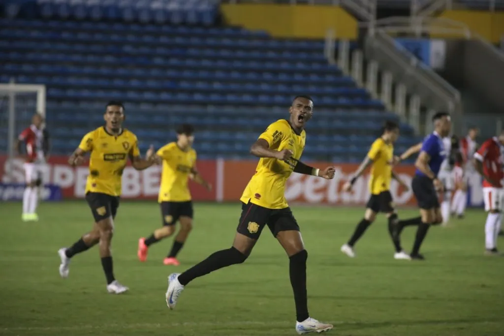 Alexandro, jogador do Sport, comemora seu gol durante partida contra o Ferroviario no estadio Presidente Vargas pelo campeonato Copa Do Nordeste 2025. Foto: Lucas Emanuel/AGIF