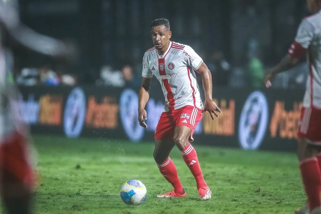 Fernando jogador do Internacional durante partida contra o Vasco em São Januário pelo campeonato Brasileiro A 2024. Foto: Giancarlo Santorum/AGIF