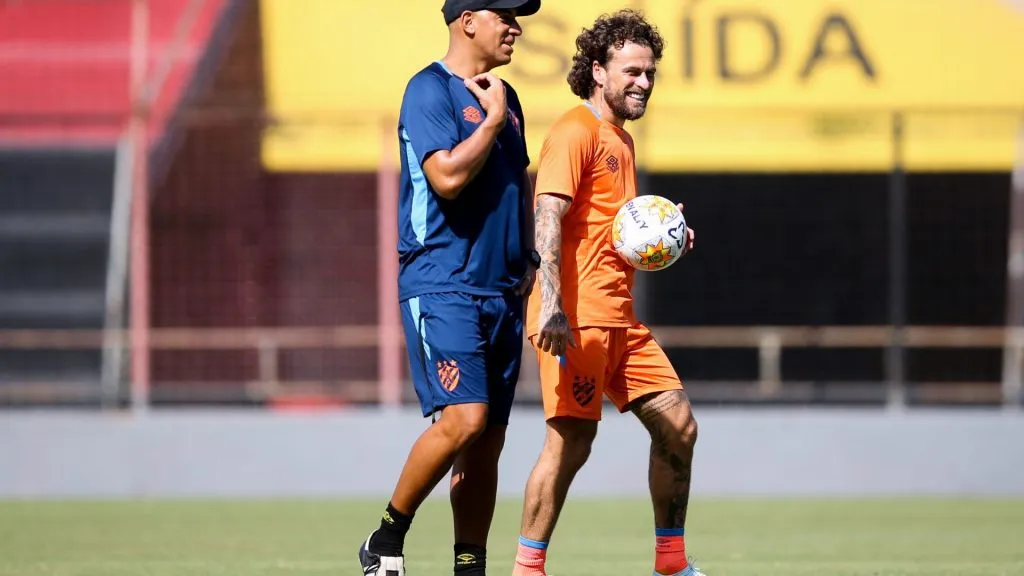 Pepa,, orienta jogadores durante treino na Ilha do Retiro, em Recife, com foco no próximo confronto contra o Ferroviário-CE pela Copa do Nordeste
