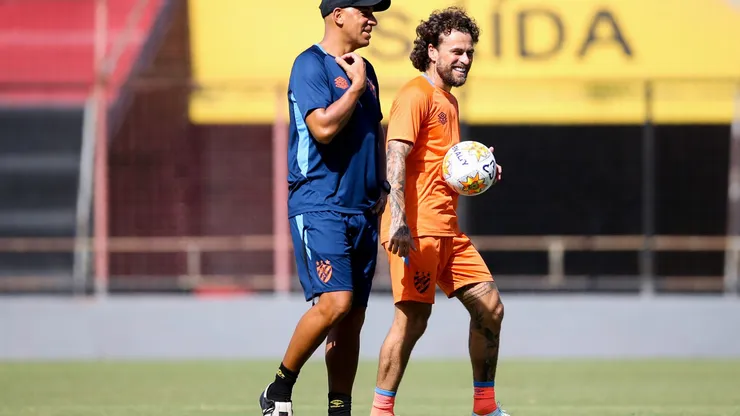 Lucas Lima e Pepa conduzem treino na Ilha do Retiro, em Recife (PE), nesta terça-feira (21), enquanto a equipe se prepara para enfrentar o Ferroviário-CE pela Copa do Nordeste. Foto: Marlon Costa/AGIF