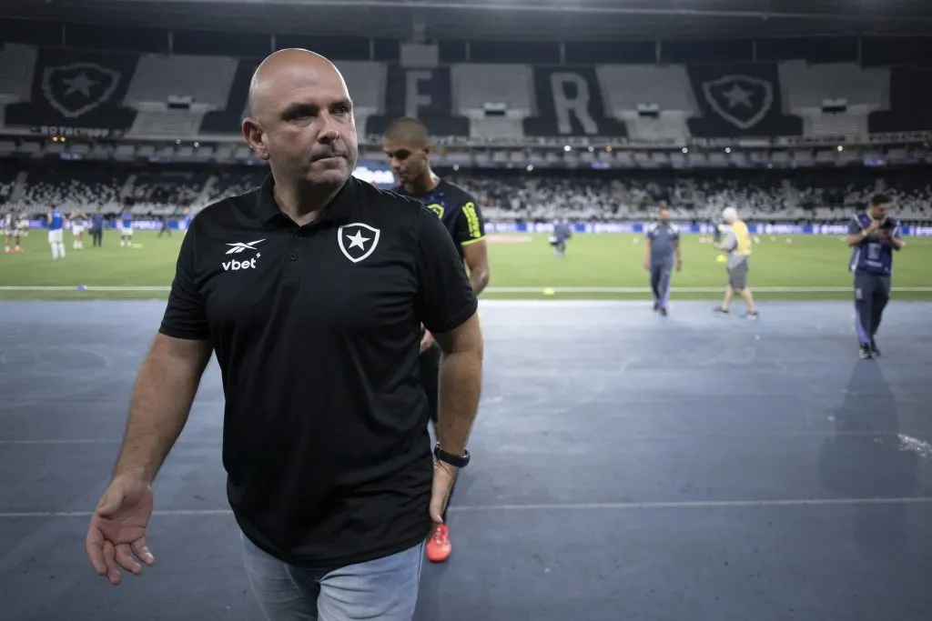 Carlos Leiria técnico do Botafogo durante partida contra o Volta Redonda no estádio Engenhão pelo campeonato Carioca 2025. Foto: Jorge Rodrigues/AGIF