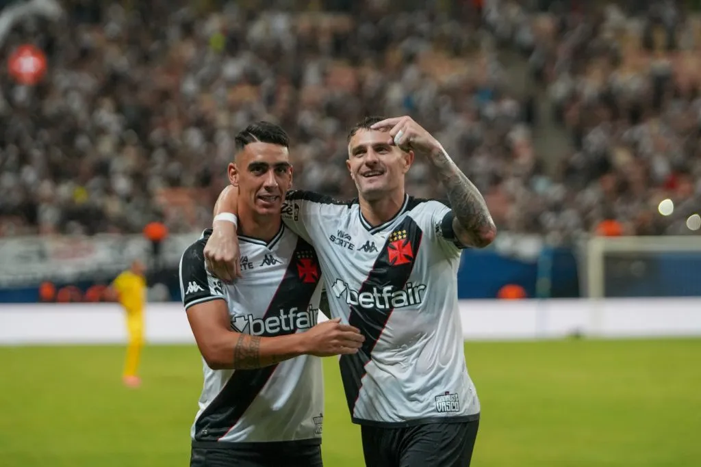 AM – MANAUS – 23/01/2025 – CARIOCA 2025, VASCO X MADUREIRA – Vegetti jogador do Vasco comemora seu gol com Puma Rodriguez jogador da sua equipe durante partida contra o Madureira no estadio Arena da Amazonia pelo campeonato Carioca 2025. Foto: Aguilar Abecassis/AGIF