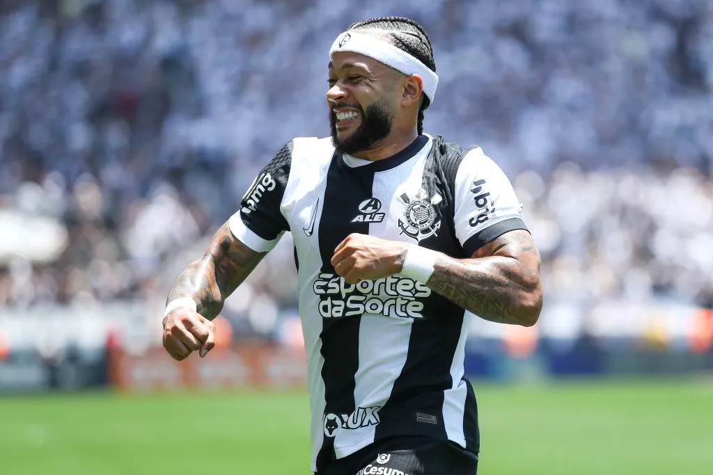 SP – SAO PAULO – 20/11/2024 – BRASILEIRO A 2024, CORINTHIANS X CRUZEIRO – Depay jogador do Corinthians comemora seu gol durante partida contra o Cruzeiro no estadio Arena Corinthians pelo campeonato Brasileiro A 2024. Foto: Marco Miatelo/AGIF