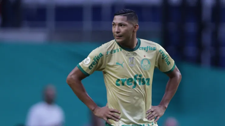 Rony jogador do Palmeiras lamenta derrota ao final da partida contra o Fluminense no estádio Arena Allianz Parque pelo campeonato Brasileiro A 2024. Foto: Ettore Chiereguini/AGIF