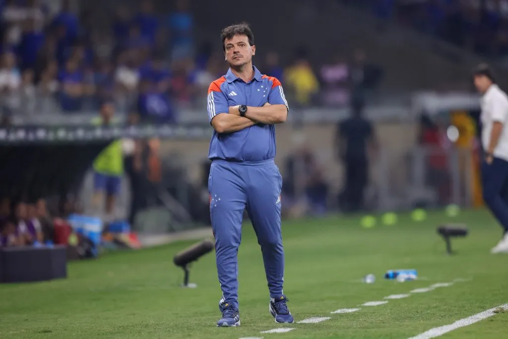 Fernando Diniz e a equipe foram vaiados após a derrota do Cruzeiro para o Athletic.  Foto: Gilson Lobo/AGIF