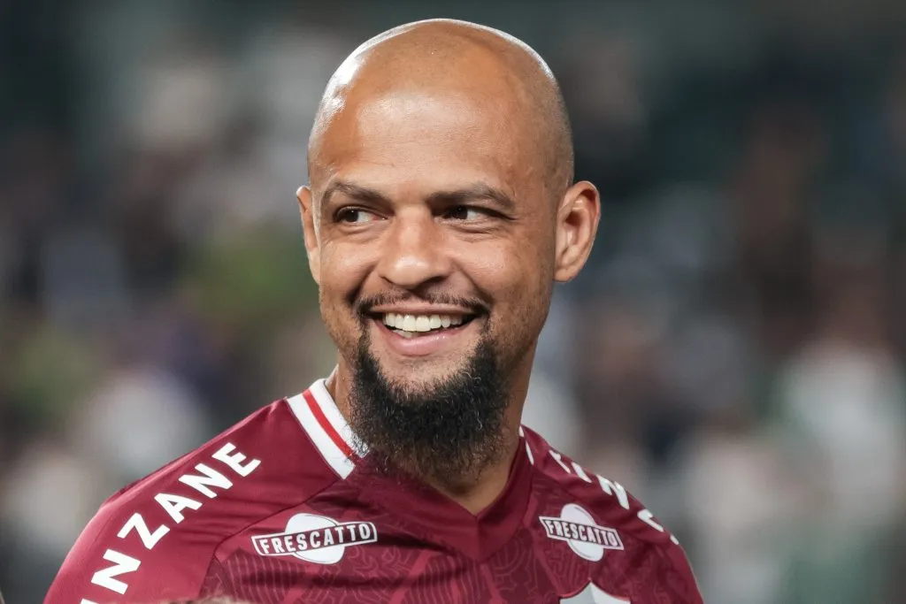 Para Felipe Melo, não foi pênalti – Foto: Robson Mafra/AGIF.