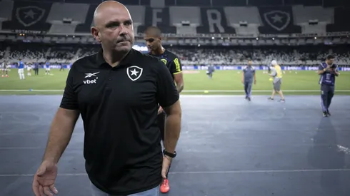 Carlos Leiria técnico do Botafogo durante partida contra o Volta Redonda no estádio Engenhão pelo campeonato Carioca 2025. Foto: Jorge Rodrigues/AGIF